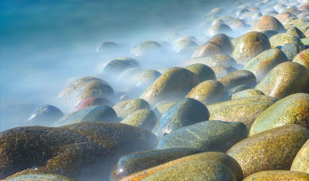 国内超适合躺平的海滨小城，海景不输巴厘岛，物价不到三亚一半，人少不扎堆，太宝藏了！