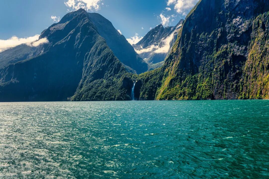 世界最孤独的国家，方圆1600公里没有邻国，一年放假140天，钱多到花不完，风景美如天堂