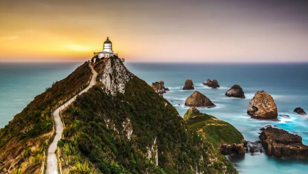 世界最孤独的国家，方圆1600公里没有邻国，一年放假140天，钱多到花不完，风景美如天堂