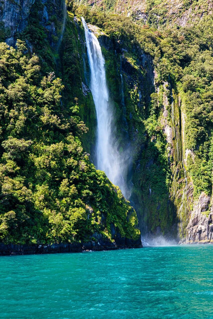 世界最孤独的国家，方圆1600公里没有邻国，一年放假140天，钱多到花不完，风景美如天堂