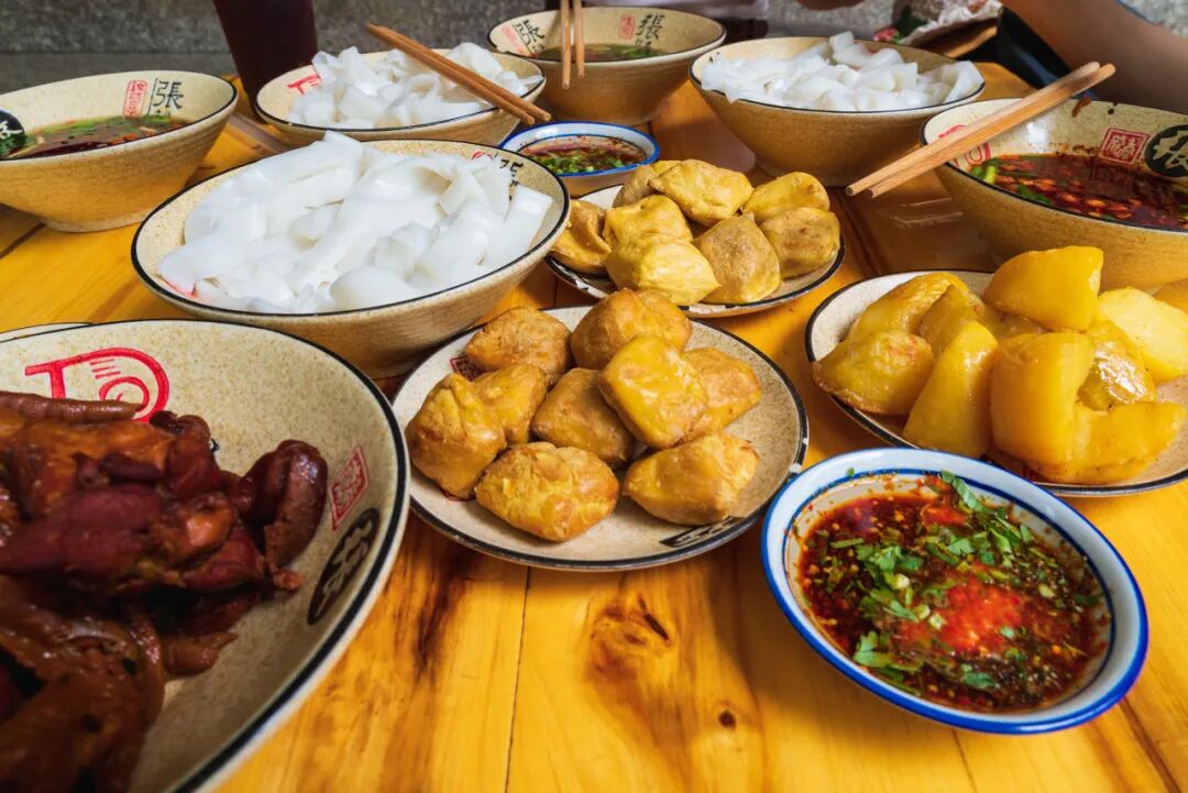 凭一碗米线火遍全国，物价超低，全年平均18℃，被称“小法国”，是云南人的最爱，外地人却少有人知！