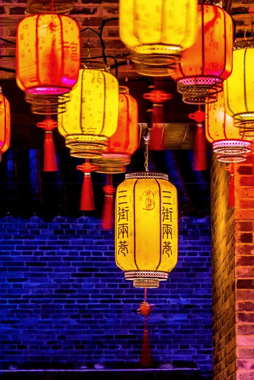 中国最“能熬夜”的城市，白天大街没人，凌晨2点人挤人，冬天满街鲜花，比成都还安逸，太适合养老了！