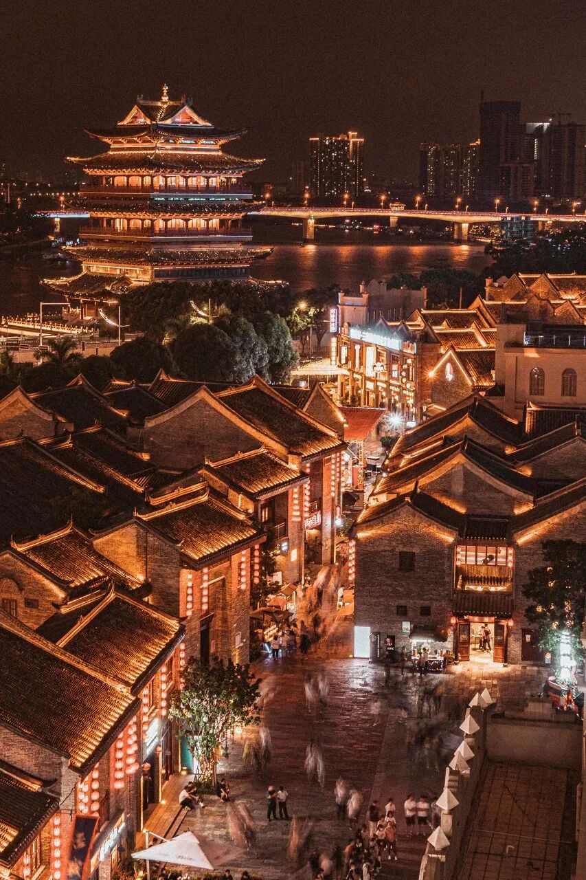 中国最“能熬夜”的城市，白天大街没人，凌晨2点人挤人，冬天满街鲜花，比成都还安逸，太适合养老了！