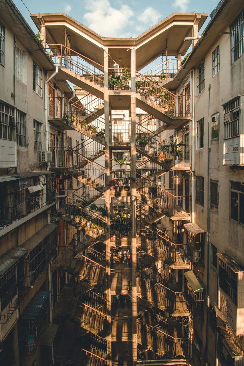 中国最“能熬夜”的城市，白天大街没人，凌晨2点人挤人，冬天满街鲜花，比成都还安逸，太适合养老了！