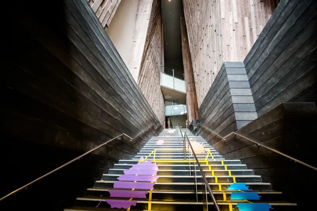 亚洲最幸福的国家，坐拥世界唯一五星机场，遍地花园，地摊都是米其林，但一不小心会赔个底朝天