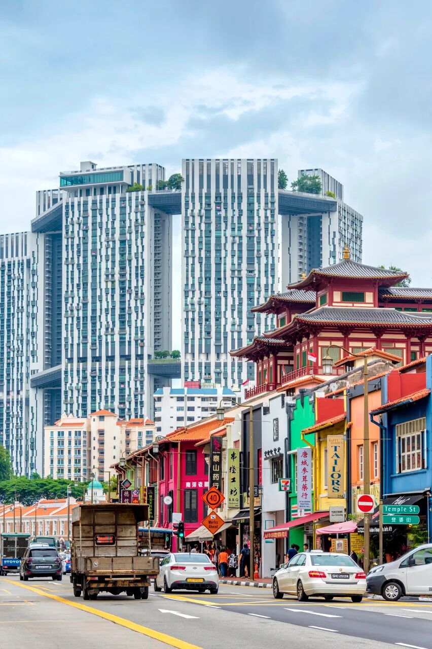 亚洲最幸福的国家，坐拥世界唯一五星机场，遍地花园，地摊都是米其林，但一不小心会赔个底朝天