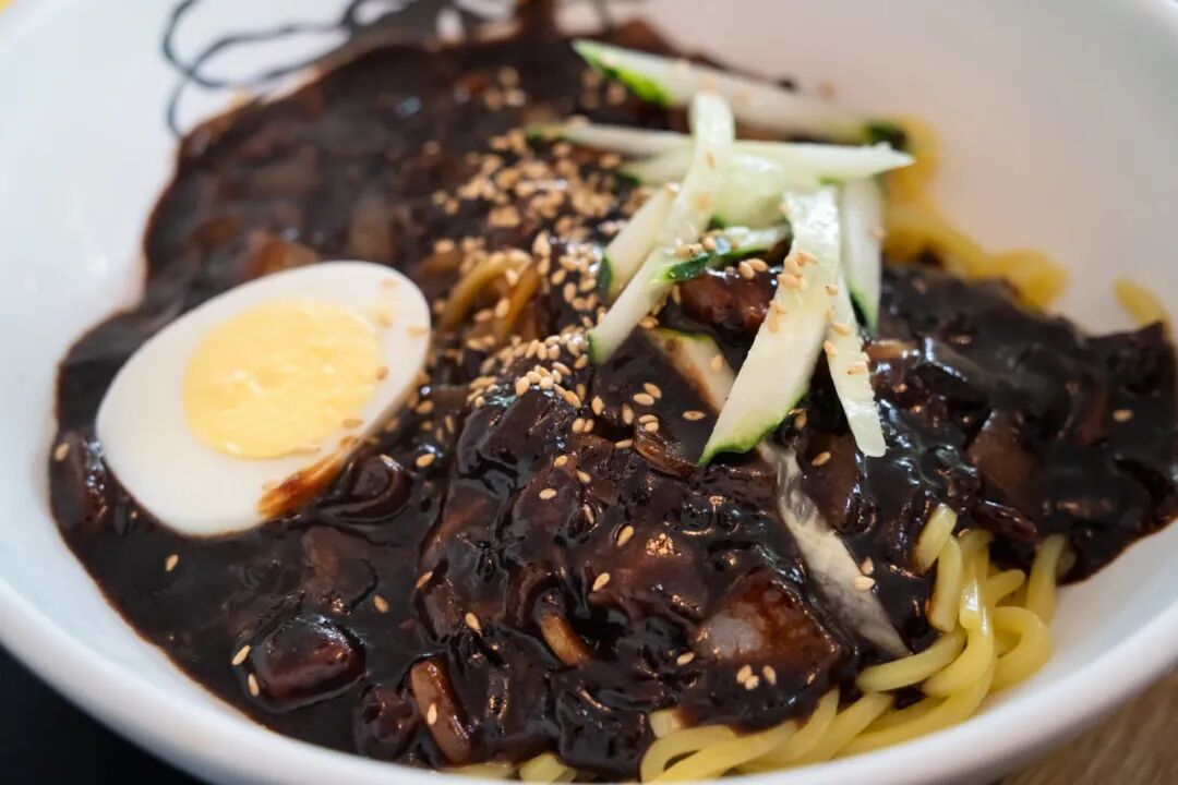 别只盯着哈尔滨了！东北这座边境小城，满街朝鲜语，好吃好玩，物价超低，让你一秒穿越！