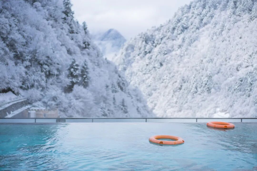 中国秋景0差评的小县城，不输九寨，红叶林是北京香山的180倍，浓缩了整个川西的精华，美疯！