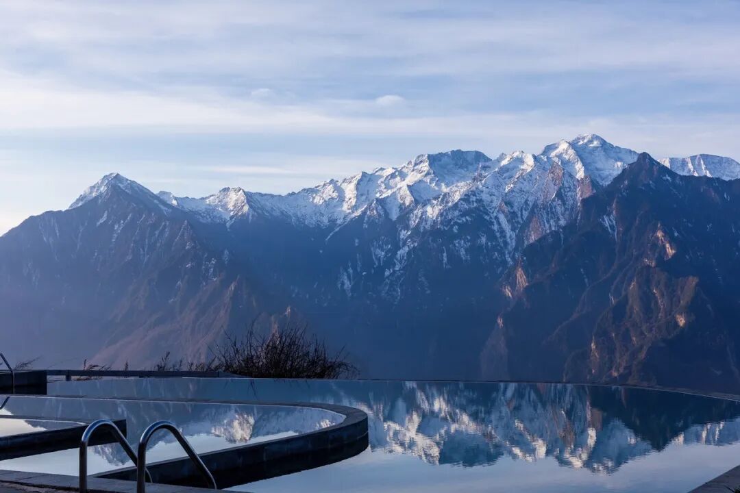 中国秋景0差评的小县城，不输九寨，红叶林是北京香山的180倍，浓缩了整个川西的精华，美疯！