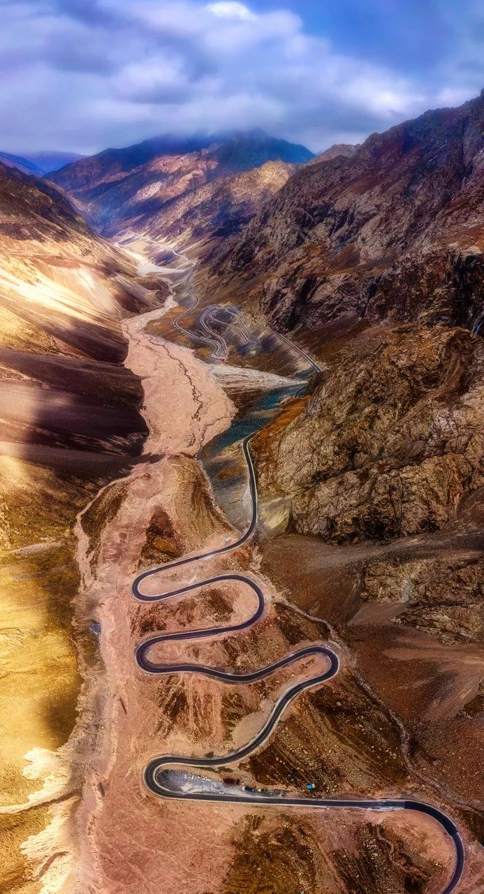 2025年独库公路旅游：中国最美公路终于通车！一年只开通4个月，贯穿N种自然风光，一天看四季，错过再等一年！