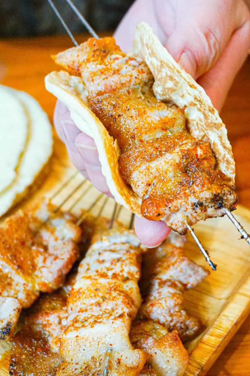 不是青岛！山东最“烟火”的小城，比丽江安逸，物价感人，美到心醉，凭一把烧烤让全国人民上瘾！