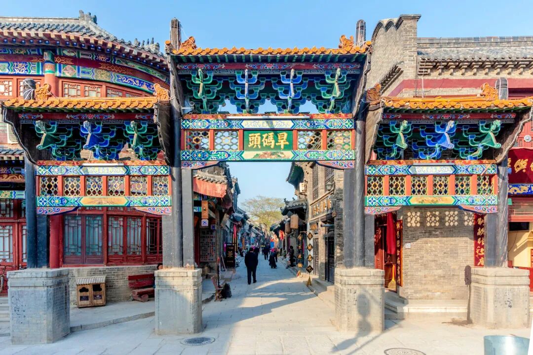 不是青岛！山东最“烟火”的小城，比丽江安逸，物价感人，美到心醉，凭一把烧烤让全国人民上瘾！