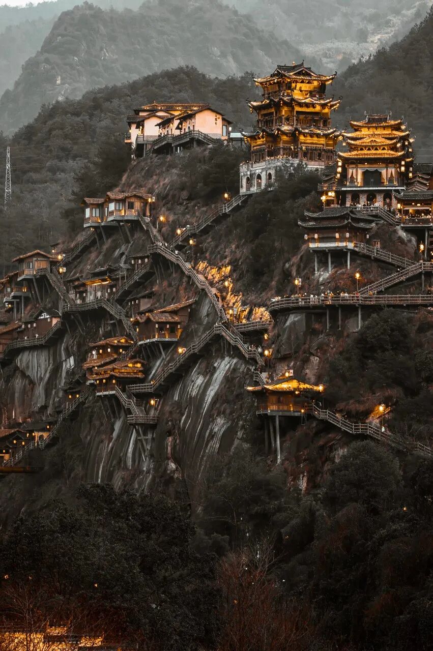 高铁直达！别去婺源挤了，这座花费26亿元打造的江西绝美古村，现实版的千与千寻，太仙了