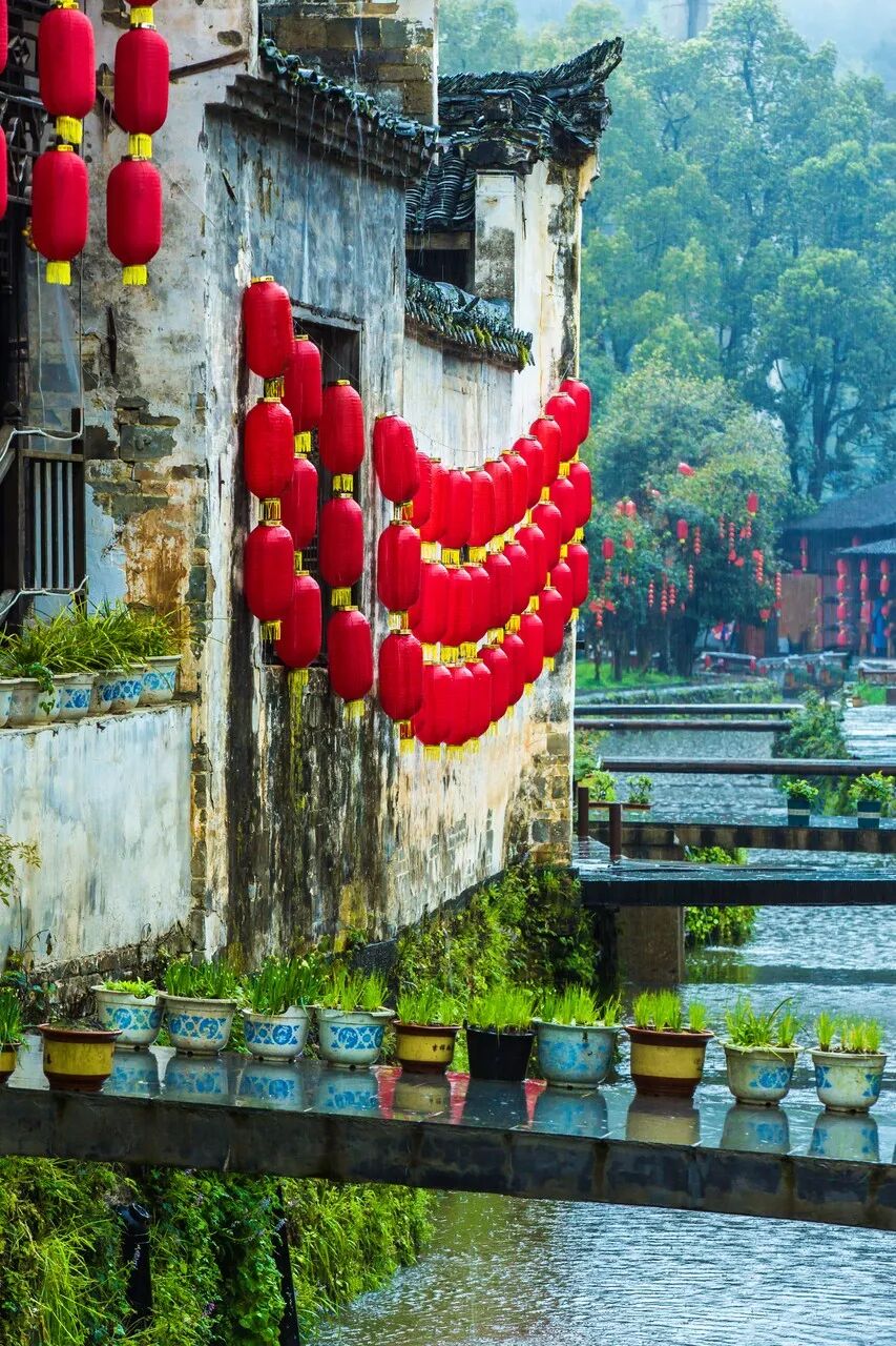 高铁直达！别去婺源挤了，这座花费26亿元打造的江西绝美古村，现实版的千与千寻，太仙了