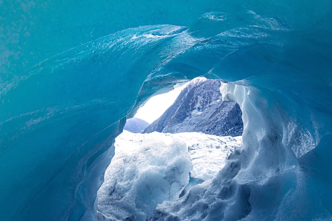 世界最孤独的国家，方圆1600公里没有邻国，一年放假140天，钱多到花不完，风景美如天堂