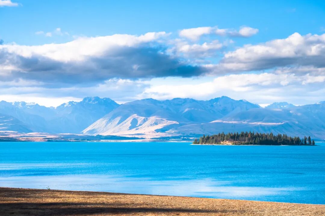 世界最孤独的国家，方圆1600公里没有邻国，一年放假140天，钱多到花不完，风景美如天堂