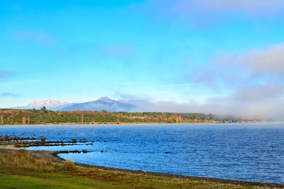 世界最孤独的国家，方圆1600公里没有邻国，一年放假140天，钱多到花不完，风景美如天堂