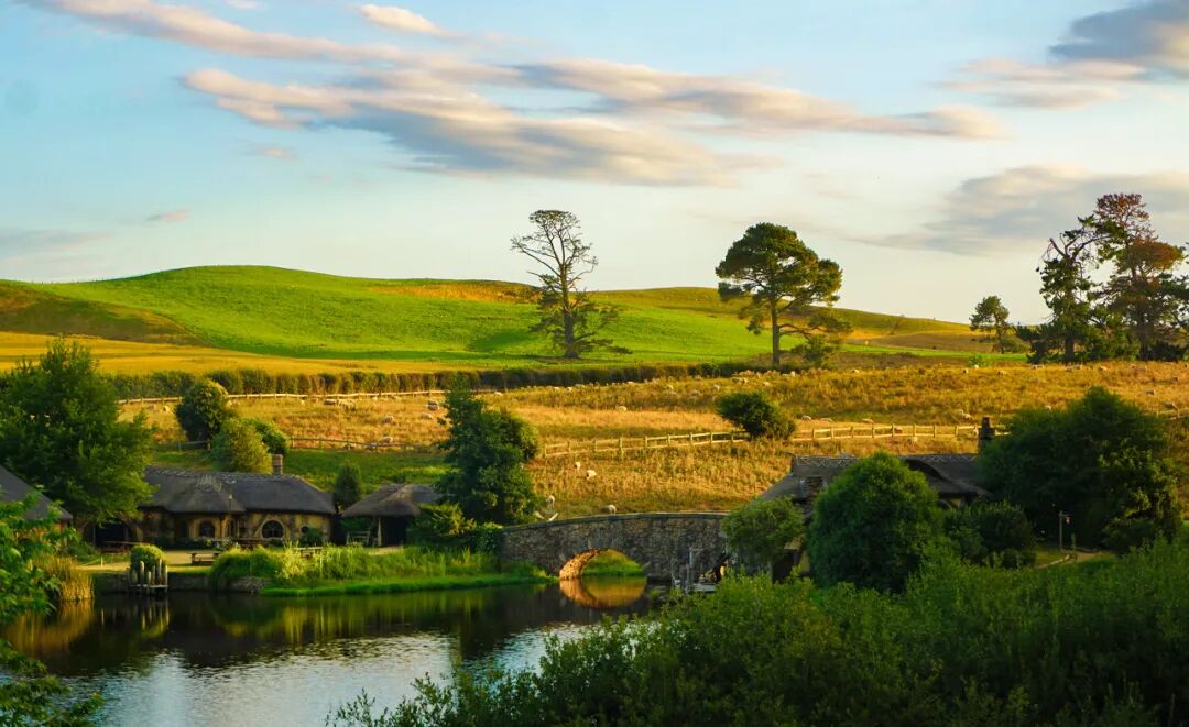 世界最孤独的国家，方圆1600公里没有邻国，一年放假140天，钱多到花不完，风景美如天堂