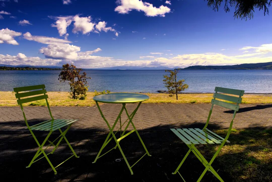 世界最孤独的国家，方圆1600公里没有邻国，一年放假140天，钱多到花不完，风景美如天堂