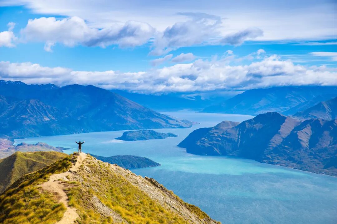 世界最孤独的国家，方圆1600公里没有邻国，一年放假140天，钱多到花不完，风景美如天堂