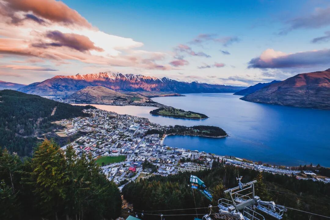 世界最孤独的国家，方圆1600公里没有邻国，一年放假140天，钱多到花不完，风景美如天堂