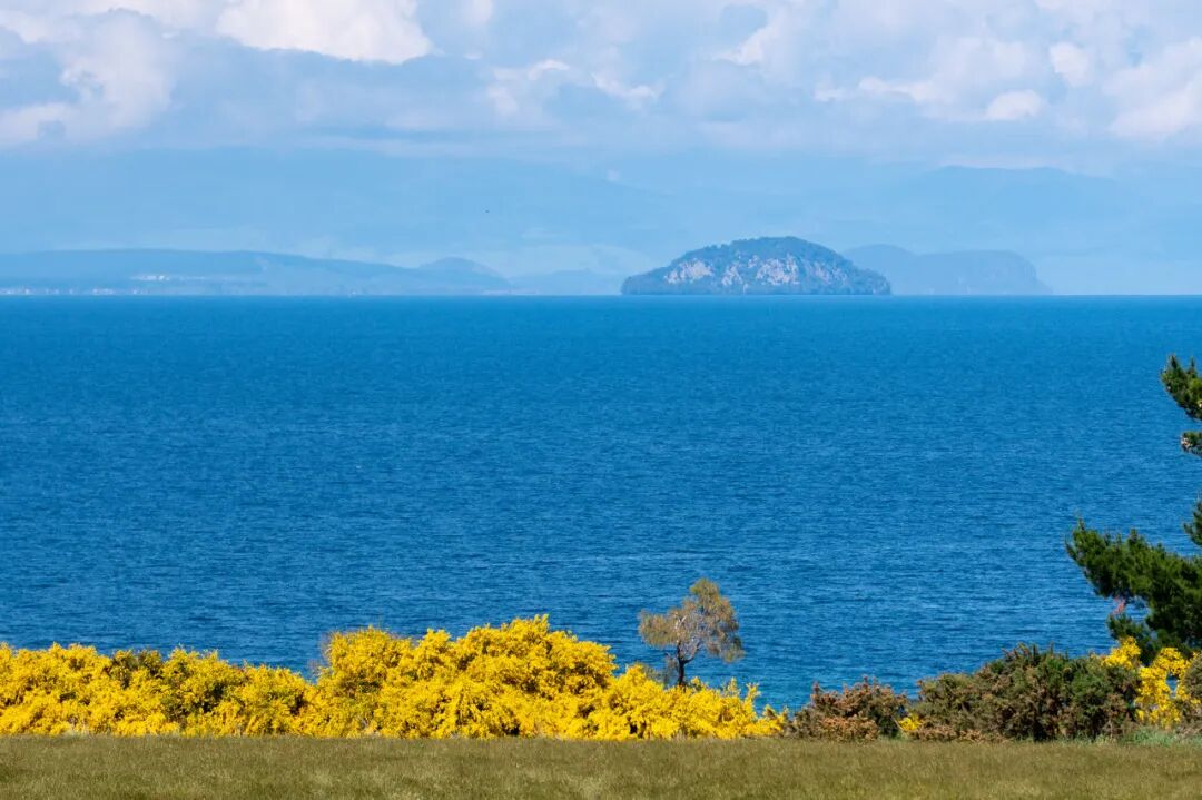 世界最孤独的国家，方圆1600公里没有邻国，一年放假140天，钱多到花不完，风景美如天堂