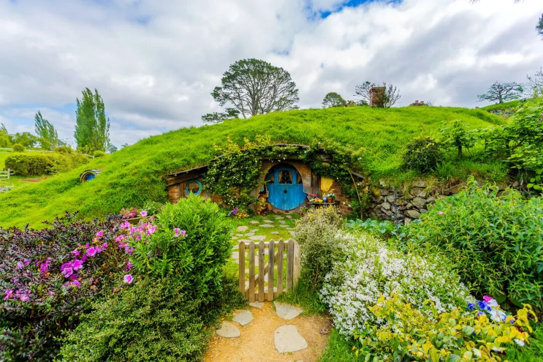 世界最孤独的国家，方圆1600公里没有邻国，一年放假140天，钱多到花不完，风景美如天堂