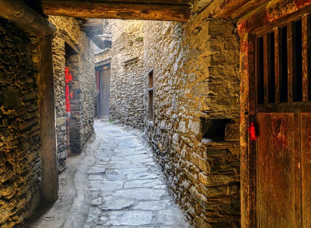 中国秋景0差评的小县城，不输九寨，红叶林是北京香山的180倍，浓缩了整个川西的精华，美疯！