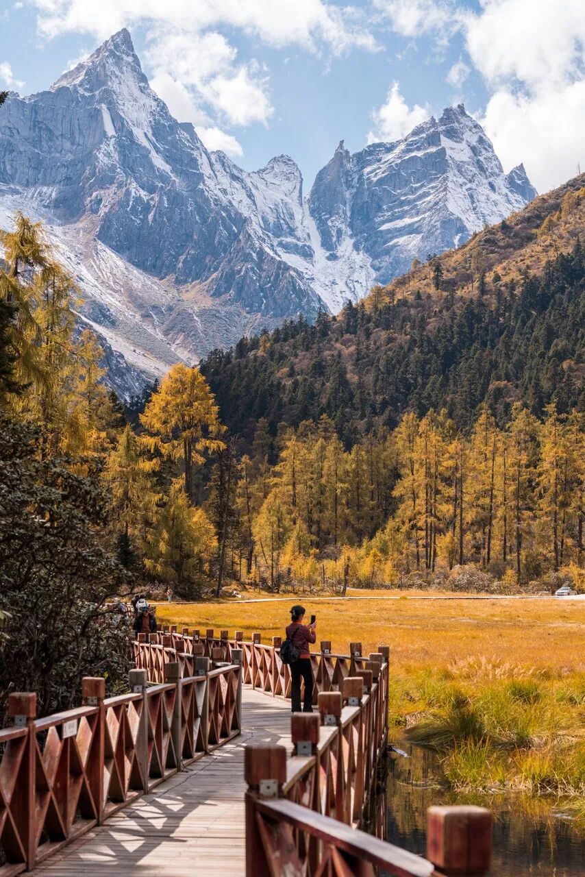 中国秋景0差评的小县城，不输九寨，红叶林是北京香山的180倍，浓缩了整个川西的精华，美疯！