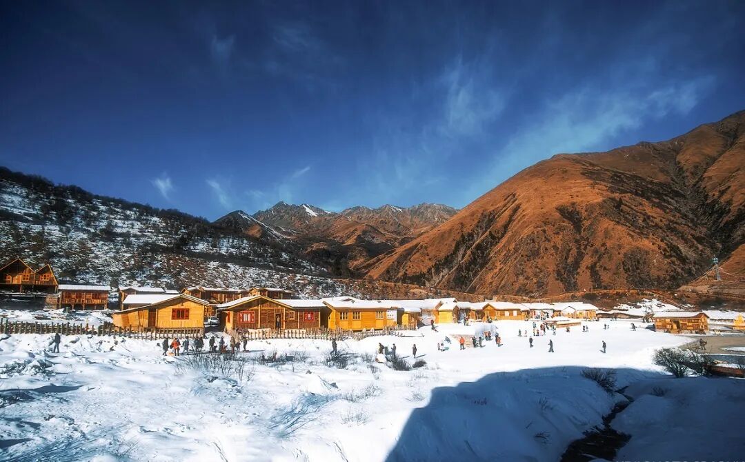 中国秋景0差评的小县城，不输九寨，红叶林是北京香山的180倍，浓缩了整个川西的精华，美疯！