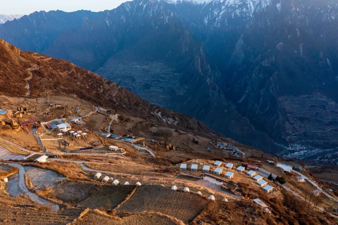 中国秋景0差评的小县城，不输九寨，红叶林是北京香山的180倍，浓缩了整个川西的精华，美疯！