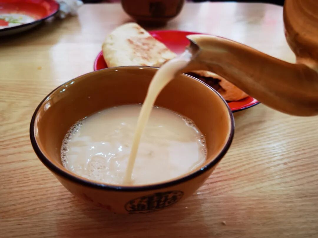 中国秋景0差评的小县城，不输九寨，红叶林是北京香山的180倍，浓缩了整个川西的精华，美疯！