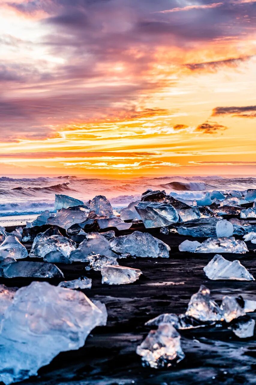 当它们漂浮在水面上时,呈现出美丽的冰蓝色;而当波涛拍打着它们时