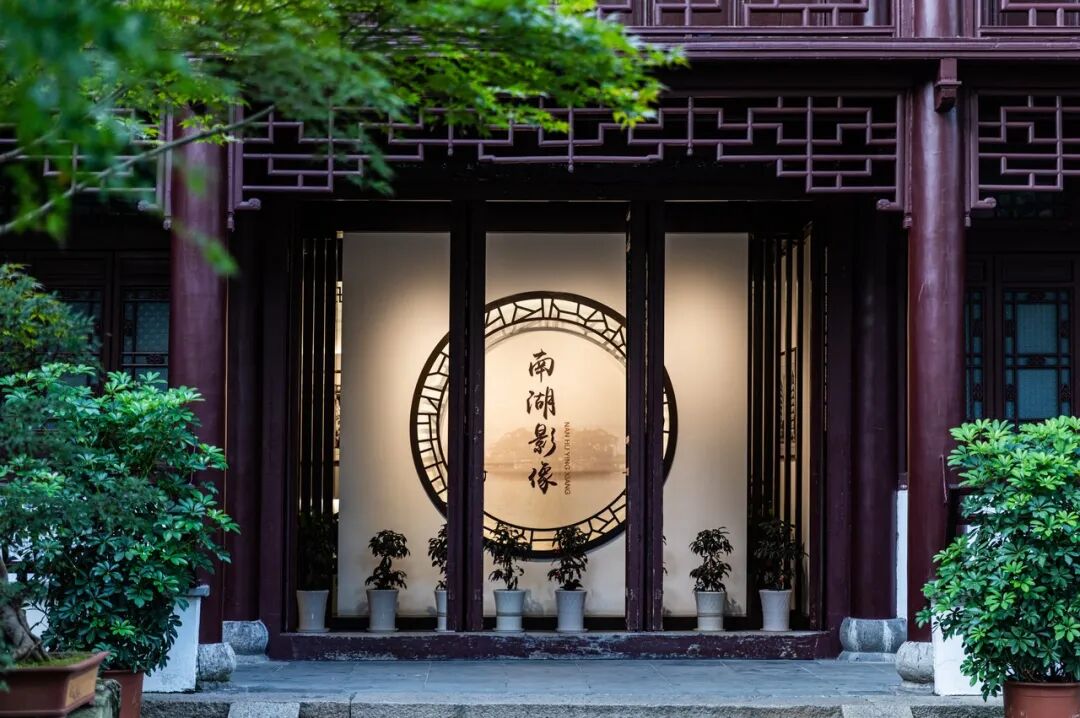 最佛系的江南小城藏不住了！凭“中国最美火车站”爆火，2.6亿网友心动：想去打地铺！