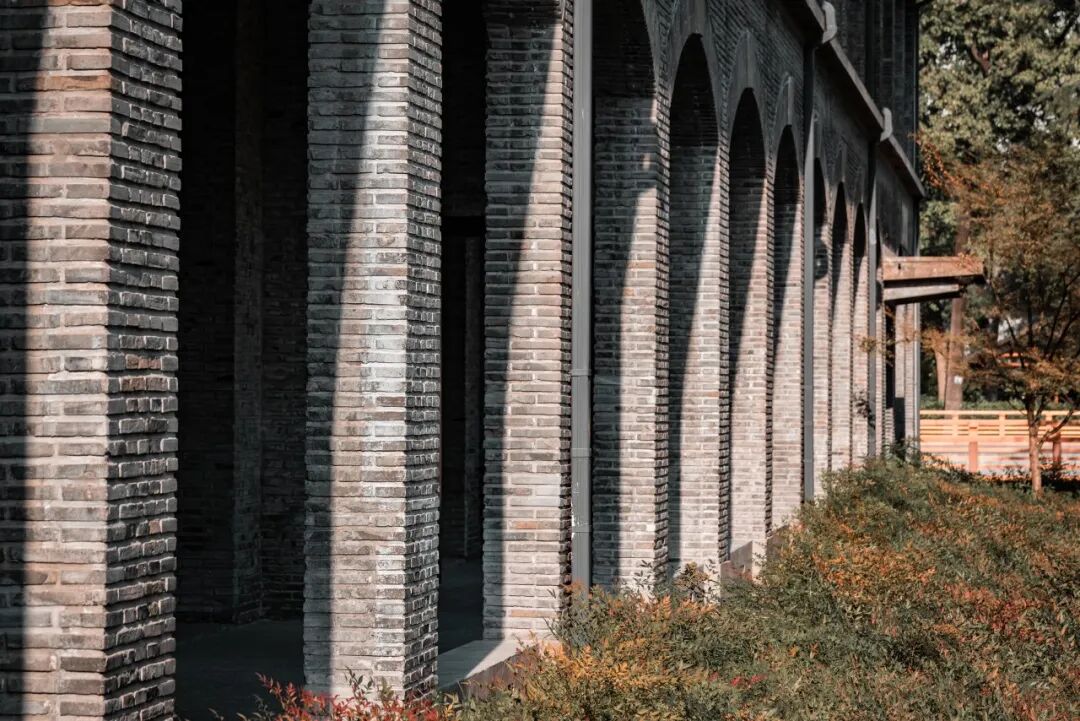 最佛系的江南小城藏不住了！凭“中国最美火车站”爆火，2.6亿网友心动：想去打地铺！