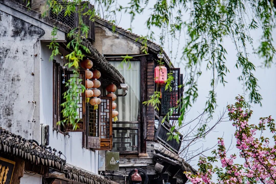 最佛系的江南小城藏不住了！凭“中国最美火车站”爆火，2.6亿网友心动：想去打地铺！