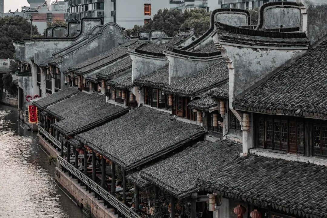 最佛系的江南小城藏不住了！凭“中国最美火车站”爆火，2.6亿网友心动：想去打地铺！