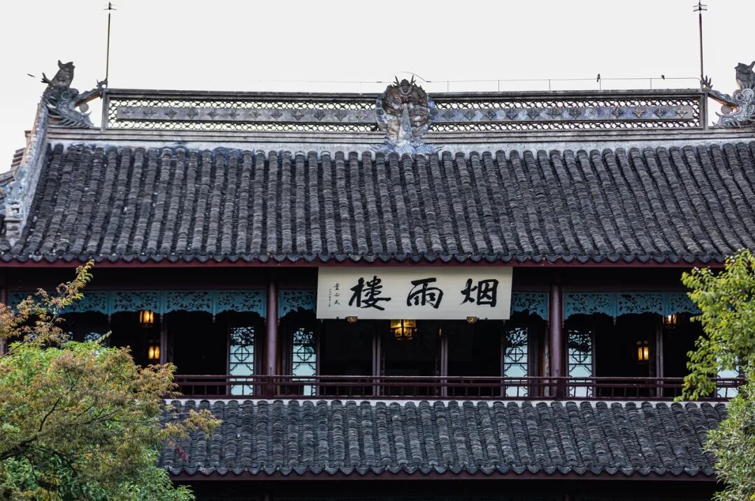 最佛系的江南小城藏不住了！凭“中国最美火车站”爆火，2.6亿网友心动：想去打地铺！