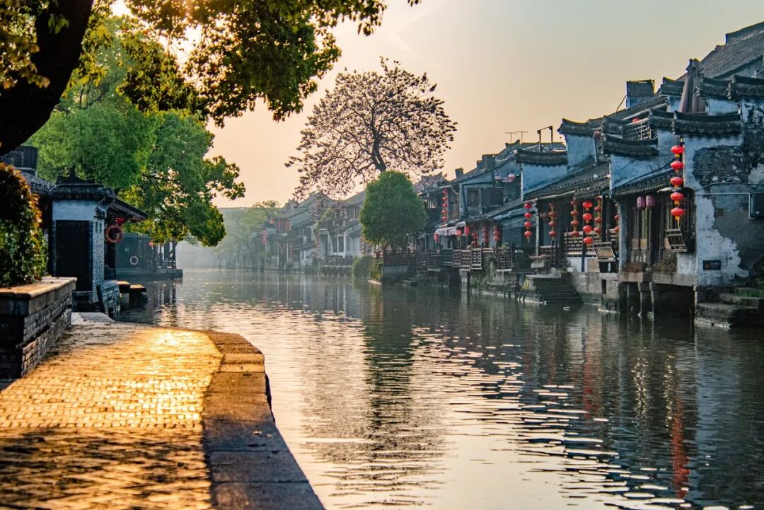 最佛系的江南小城藏不住了！凭“中国最美火车站”爆火，2.6亿网友心动：想去打地铺！