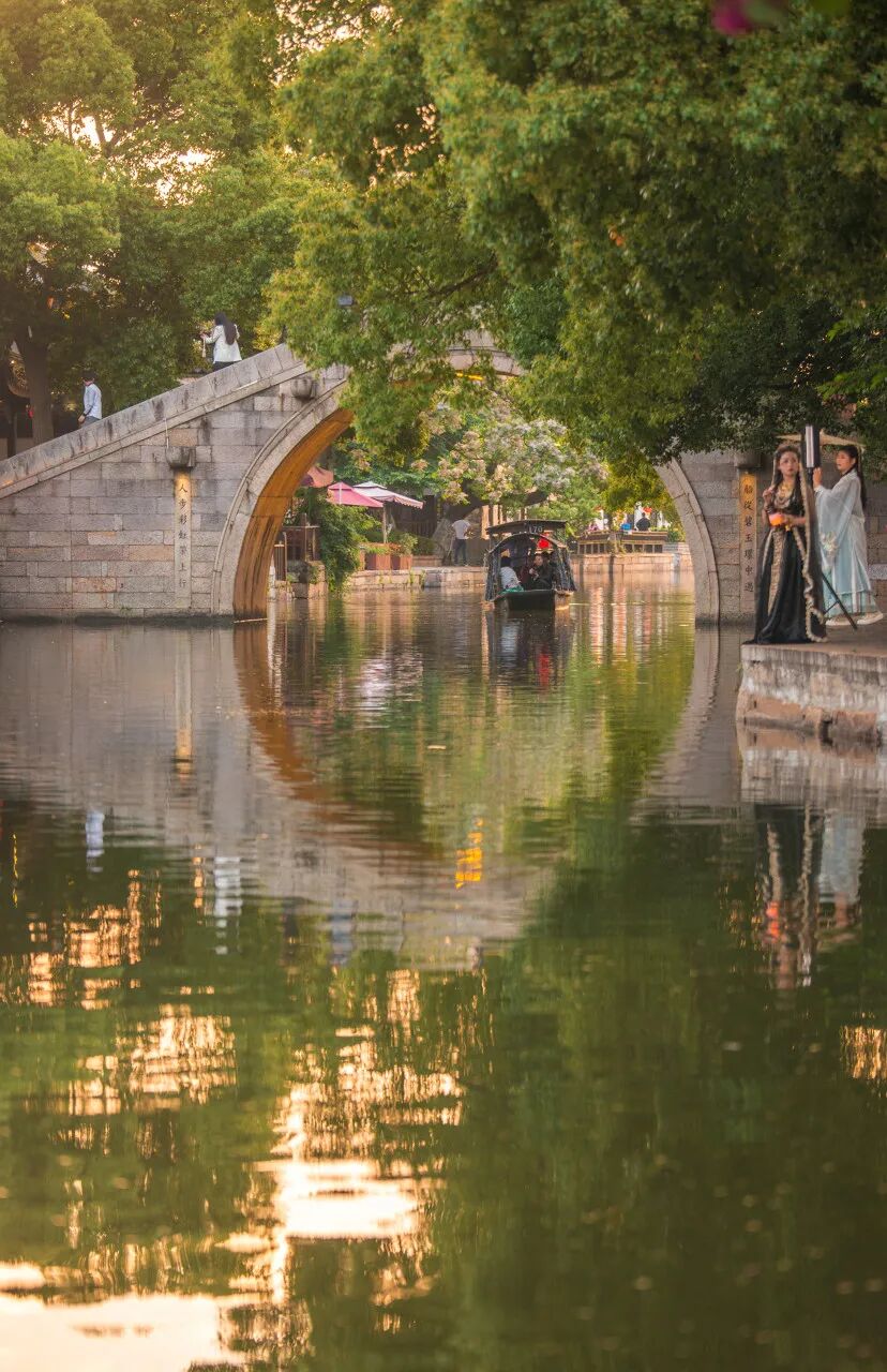 最佛系的江南小城藏不住了！凭“中国最美火车站”爆火，2.6亿网友心动：想去打地铺！