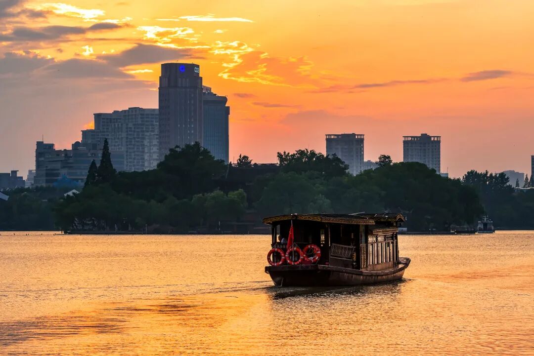 最佛系的江南小城藏不住了！凭“中国最美火车站”爆火，2.6亿网友心动：想去打地铺！