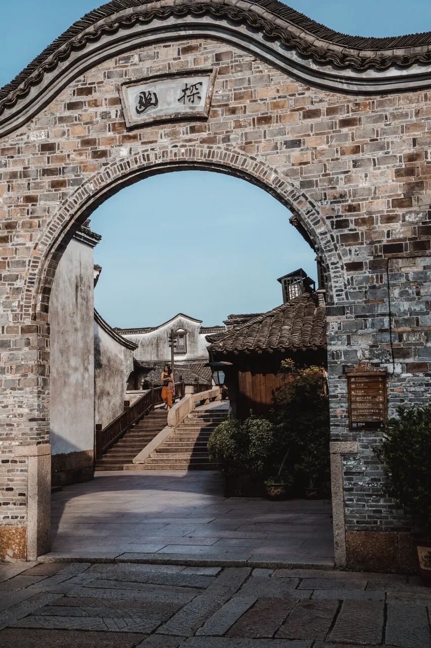 最佛系的江南小城藏不住了！凭“中国最美火车站”爆火，2.6亿网友心动：想去打地铺！