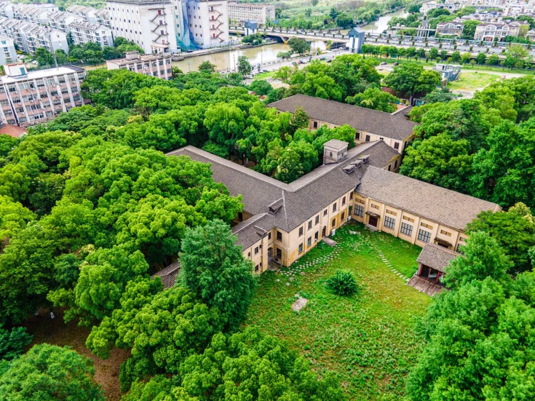 最佛系的江南小城藏不住了！凭“中国最美火车站”爆火，2.6亿网友心动：想去打地铺！