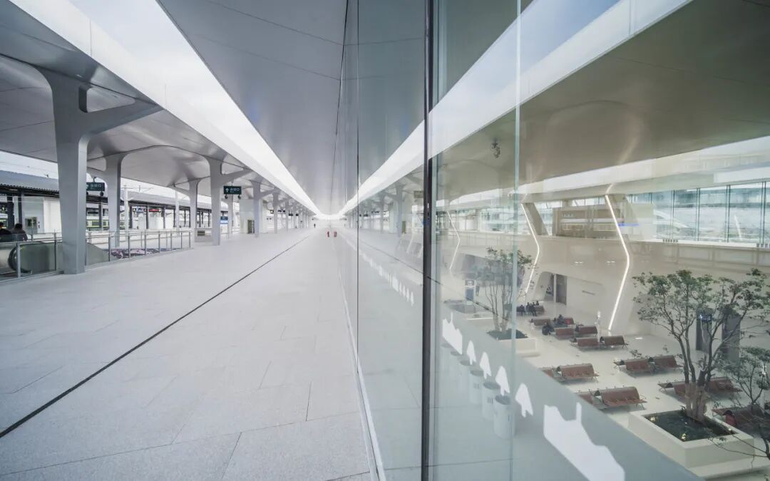 最佛系的江南小城藏不住了！凭“中国最美火车站”爆火，2.6亿网友心动：想去打地铺！