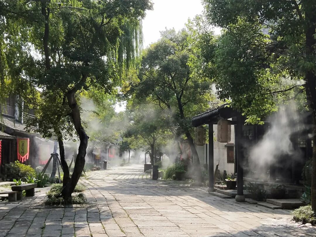 最佛系的江南小城藏不住了！凭“中国最美火车站”爆火，2.6亿网友心动：想去打地铺！