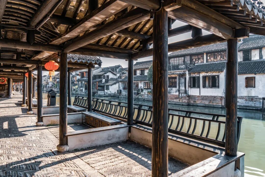 最佛系的江南小城藏不住了！凭“中国最美火车站”爆火，2.6亿网友心动：想去打地铺！