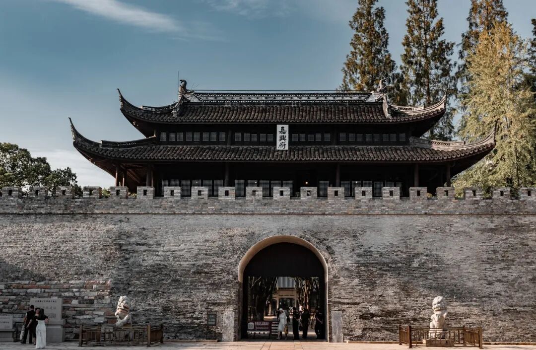 最佛系的江南小城藏不住了！凭“中国最美火车站”爆火，2.6亿网友心动：想去打地铺！