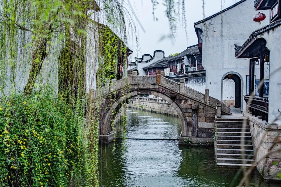 最佛系的江南小城藏不住了！凭“中国最美火车站”爆火，2.6亿网友心动：想去打地铺！