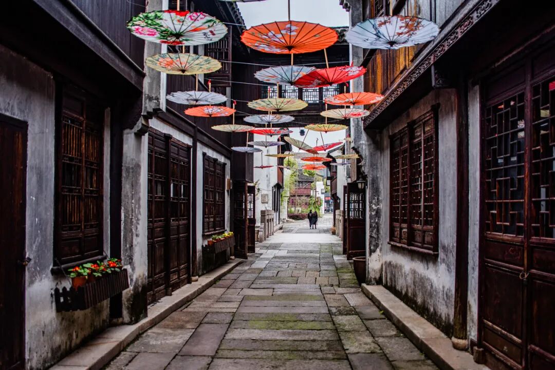 最佛系的江南小城藏不住了！凭“中国最美火车站”爆火，2.6亿网友心动：想去打地铺！