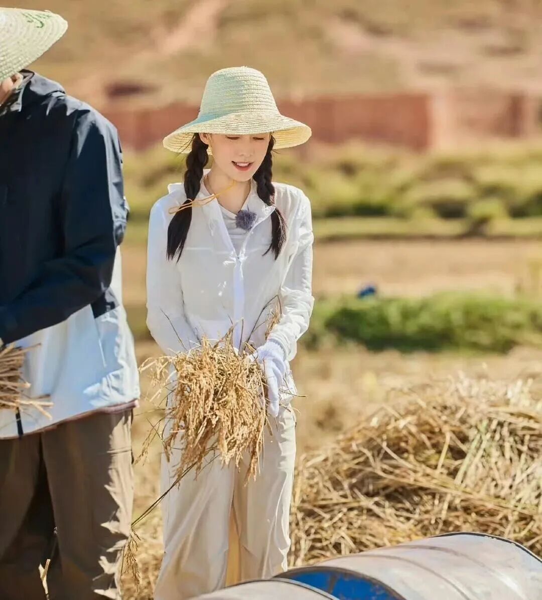 李沁出道以来第一次摇人宣传